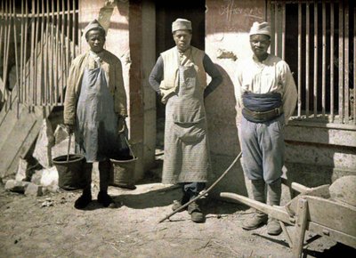 Drie arbeiders uit Senegal voor een huis, Soissons, Aisne, Frankrijk, 1917 door Fernand Cuville